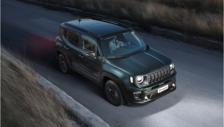 Jeep Renegade avec toit ouvrant panoramique et jantes en alliage noir de 17 pouces